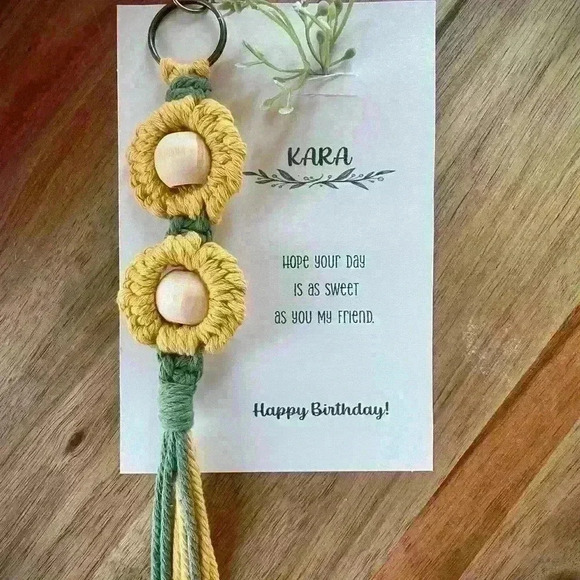 Yellow flower keychains - Picture 3 of 3